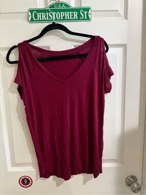 Women’s V-Neck Cold-Shoulder Top in Berry